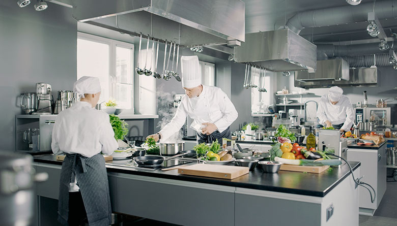 “Una imagen de una cocina con dos cocineros cocinando”